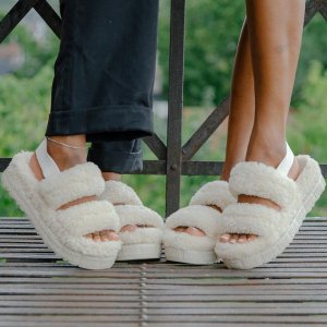 黑五来啦：UGG 毛绒凉鞋成人款、童款$38.99起 收棉被保暖外套 低至5.9折+首单免邮