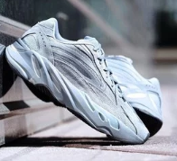 Yeezy Boost 700 V2 "Hospital Blue"医院蓝配色 $400热抢＋免费1日速递