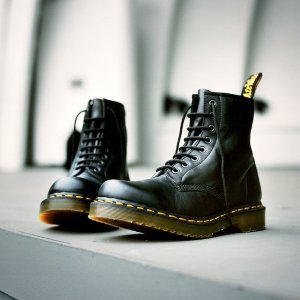 Dr.Martens 年终大促 收百搭1460马丁靴、经典德比鞋 4.7折起 男款穆勒鞋$146(原$310)