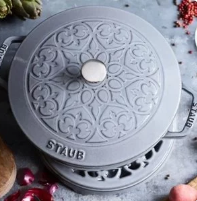 史低价：Staub Lily 精致圆形珐琅铸铁锅3.6升+锅架套装闪购 $169.99 (原价$499.99) 3.4折