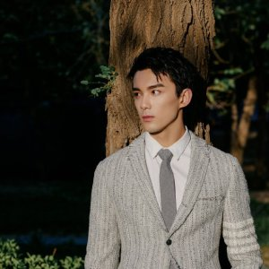 Thom Browne 禁欲系永远的神 4道杠开衫$589(原价$1186) 最高7.6折 经典牛津衬衫$463