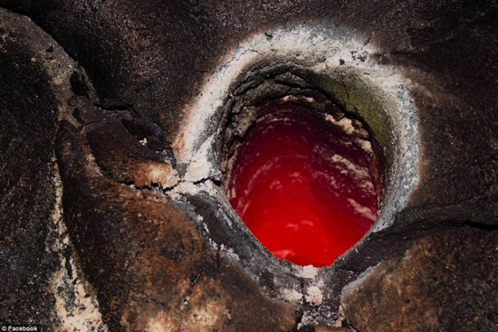 摄影师身处火山中拍熔岩烧毁树木瞬间