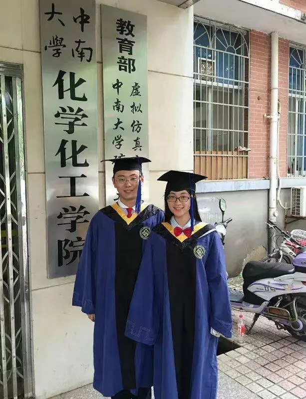 狗粮!学霸夫妻分赴英国读博 网友:给学渣留条活路