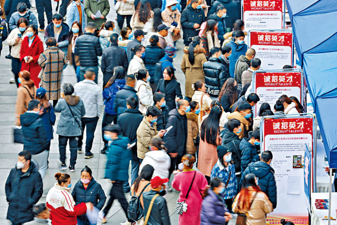 数据显示，6月份16至24岁的中国青年失业率21.3%，连续第三个月录得新高。