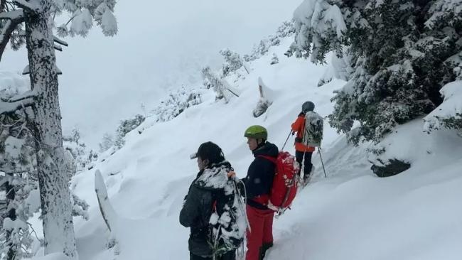 华女雪山遇难 遗体在瀑布悬崖间 旁边没路...