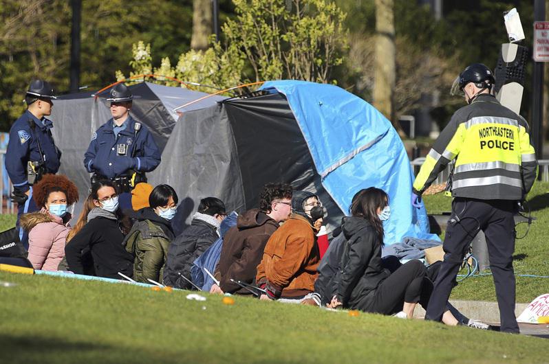 大学校园内反以反犹挺巴的学生示威不停，阻扰正常教学活动，不少大学校方采取强硬行动...